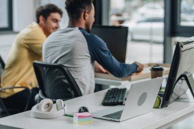 meslektaşı ile birlikte ofiste çalışan Afrikalı Amerikalı programcı nın geri görünümü