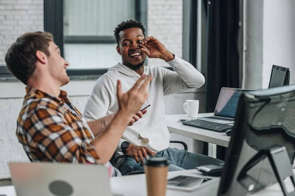 Due Allegri Programmatori Multiculturali Che Guardano Mentre Lavorano Insieme Ufficio — Foto Stock