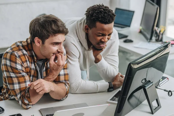 Dois Programadores Multiculturais Preocupados Olhando Para Laptop Escritório — Fotografia de Stock