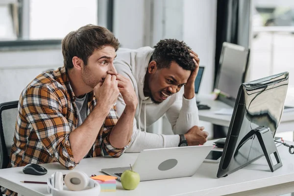 Dois Programadores Multiculturais Chocados Olhando Para Laptop Escritório — Fotografia de Stock