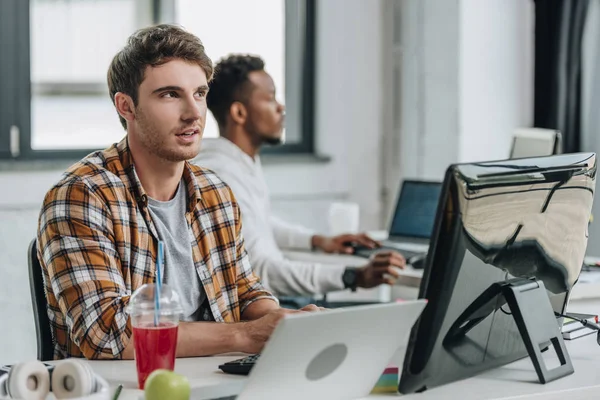 Bedachtzaam Programmeur Zoek Naar Boven Tijdens Het Werken Buurt Van — Stockfoto