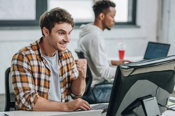 Vrolijke Programmeur Toont Winnaar Gebaar Tijdens Het Werken Buurt Van — Stockfoto