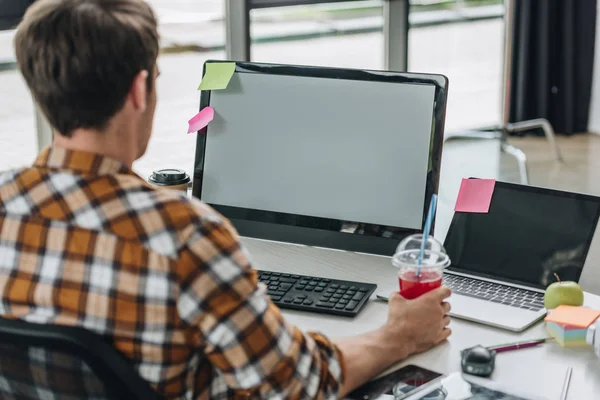 Vista Posterior Joven Programador Sosteniendo Vaso Jugo Mientras Está Sentado — Foto de Stock