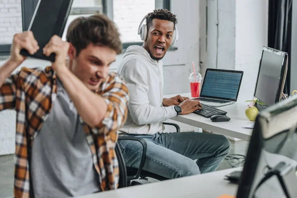 Foco Seletivo Programação Americana Africana Gritando Com Colega Irritado — Fotografia de Stock