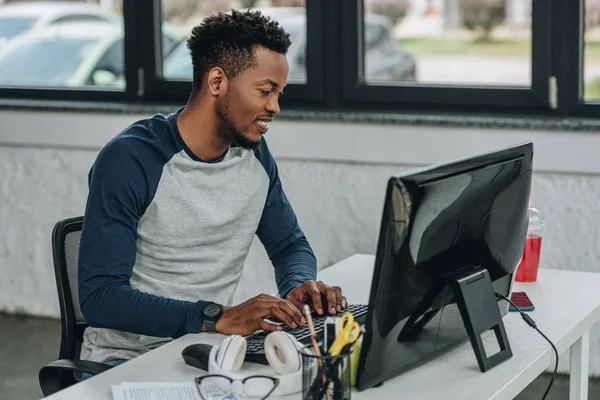 Όμορφος Αφρικανικός Αμερικανός Προγραμματιστής Που Εργάζεται Υπολογιστή Στο Γραφείο — Φωτογραφία Αρχείου