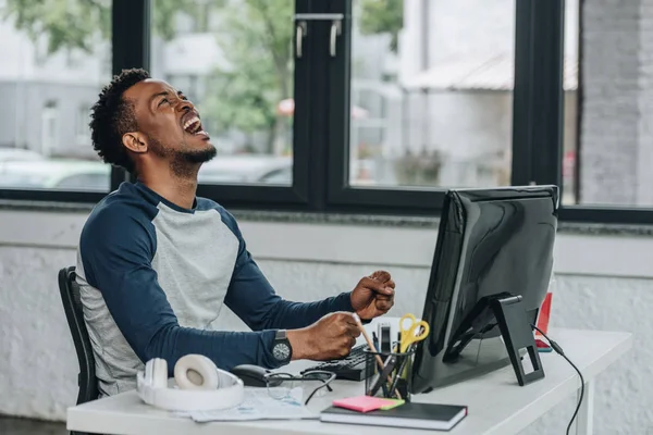 Enojado Afroamericano Programador Gesto Mientras Está Sentado Lugar Trabajo Oficina —  Fotos de Stock
