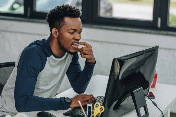 Geconcentreerde Afro Amerikaanse Programmeur Die Werkt Computer Office — Stockfoto