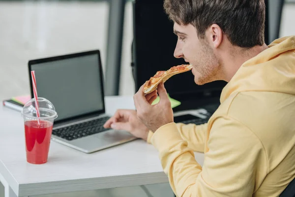 Giovane Programmatore Mangiare Pizza Mentre Seduto Sul Posto Lavoro Ufficio — Foto Stock