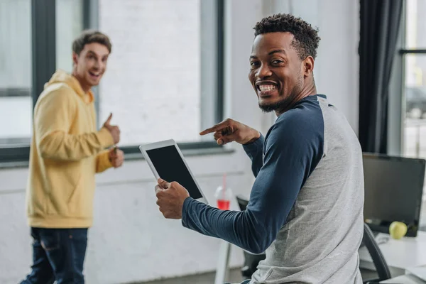 Sonriente Programador Afroamericano Apuntando Con Dedo Tableta Digital Cerca Colega — Foto de Stock