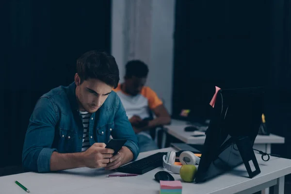 Foyer Sélectif Jeune Programmeur Aide Smartphone Tout Étant Assis Près — Photo
