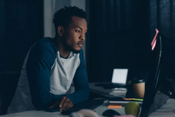 Doordachte Afro Amerikaanse Programmeur Werkt Nachts Office — Stockfoto