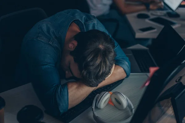 Young Exhausted Programmer Sleeping Keyboard Night Office — Stock Photo, Image