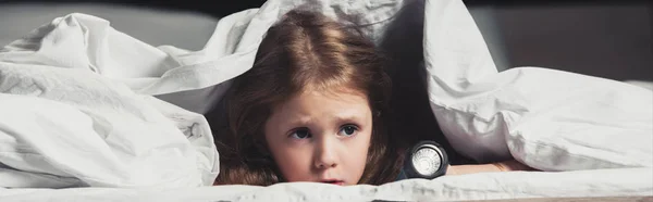 Verängstigtes Kind Versteckt Sich Unter Decke Mit Taschenlampe Isoliert Auf — Stockfoto