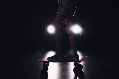 siyah arka plan üzerinde farlar aydınlatma ile karanlıkta kuruş tahtası sürme çocuk kırpılmış görünümü