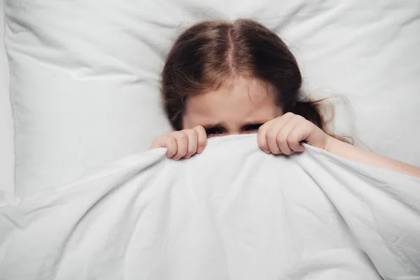 Bovenaanzicht Van Beangstige Kid Verbergen Onder Witte Deken — Stockfoto