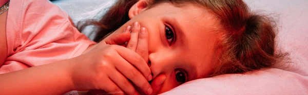 Panoramic Shot Scared Child Showing Hush Sign While Lying Bed — Stock Photo, Image