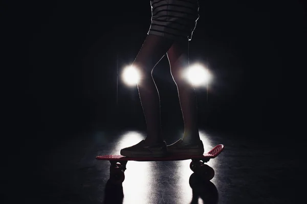 Recortado Vista Niño Caballo Penny Board Oscuridad Con Iluminación Faros — Foto de Stock