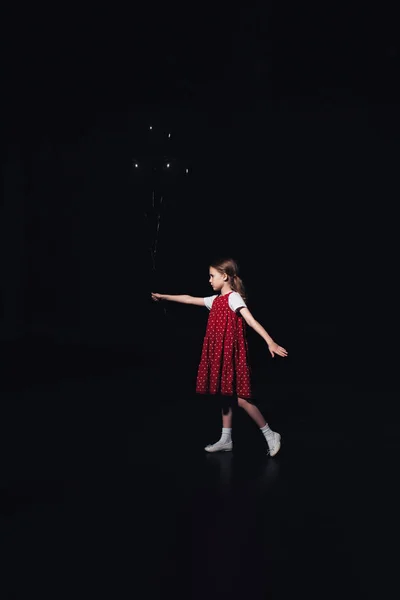 Einsames Kind Das Mit Schwarzen Luftballons Auf Schwarzem Grund Läuft — Stockfoto