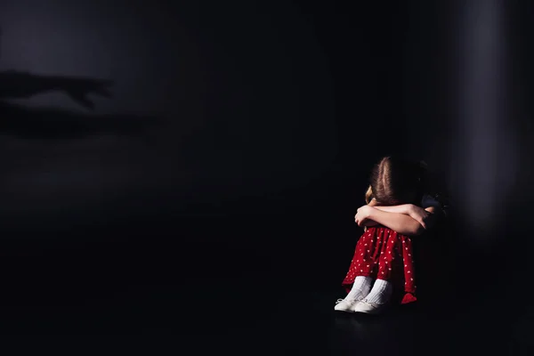 Deprimido Criança Solitária Sentado Com Cabeça Curvada Fundo Preto — Fotografia de Stock