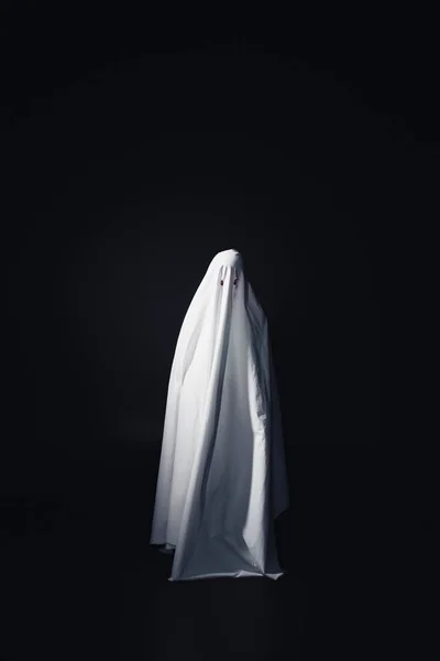 Vreselijke Ghost Witte Beddelaken Geïsoleerd Zwart Met Kopieer Ruimte — Stockfoto