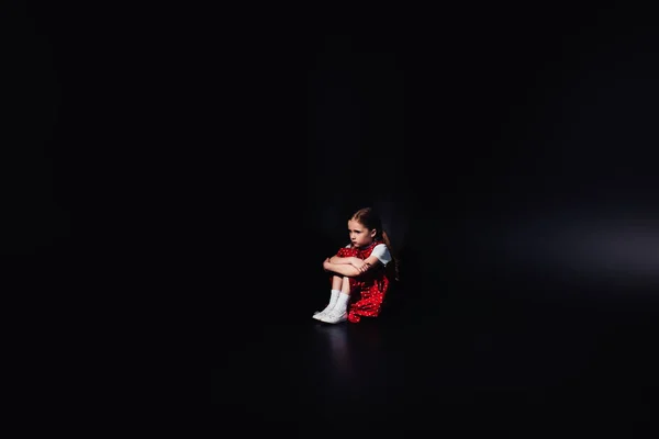Niño Deprimido Asustado Sentado Suelo Aislado Negro — Foto de Stock