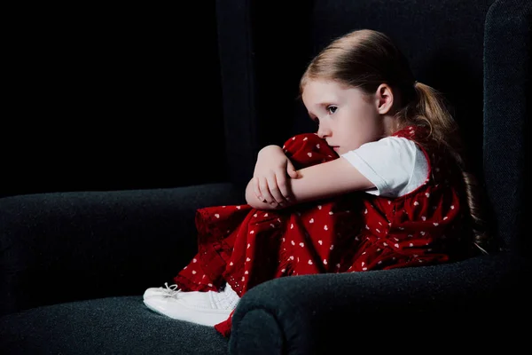 Depressziós Ijedt Gyermek Ült Fotel Izolált Fekete — Stock Fotó