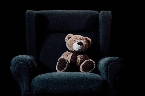 Бежевый Плюшевый Медведь Сером Мягком Кресле Изолирован Черном — стоковое фото