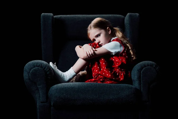 Испуганный Одинокий Ребенок Сидящий Кресле Смотрящий Камеру Изолированную Черном — стоковое фото