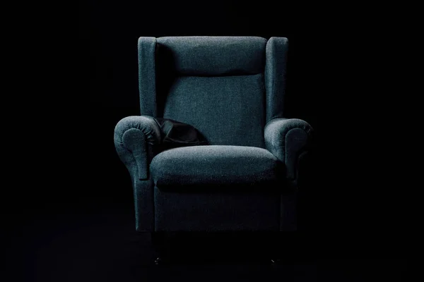 Серый Мягкое Кресло Изолировано Черном Молнией — стоковое фото