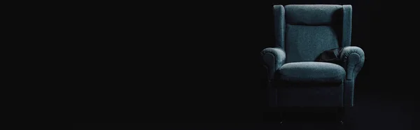 Panoramaaufnahme Eines Grauen Sessels Isoliert Auf Schwarz Mit Kopierraum — Stockfoto