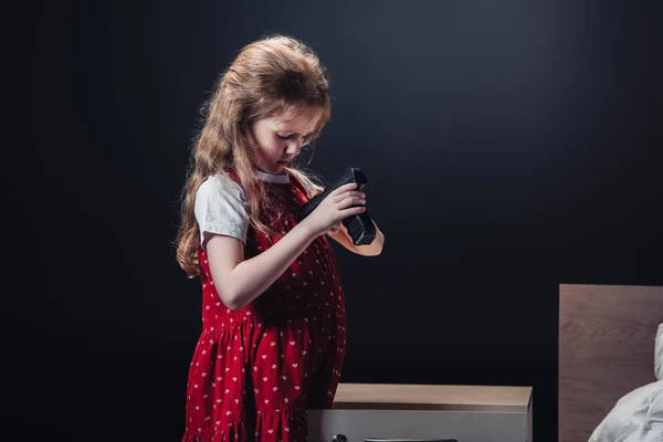 Симпатичный Ребенок Приставляет Пистолет Груди Стоя Изоляции Черном — стоковое фото