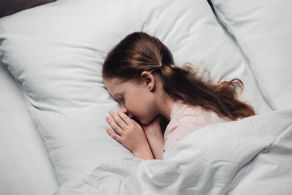 Κορυφαία Θέα Του Χαριτωμένο Παιδί Ύπνου Λευκά Κλινοσκεπάσματα — Φωτογραφία Αρχείου