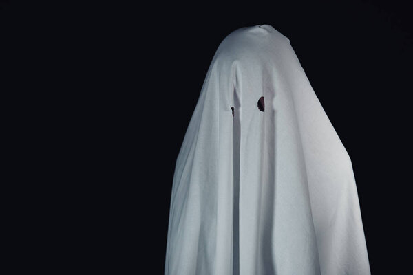 ужасный призрак в белом простыне изолированы на черном
