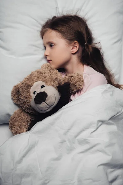 Adorable Asustado Niño Acostado Cama Con Los Ojos Abiertos Cerca — Foto de Stock