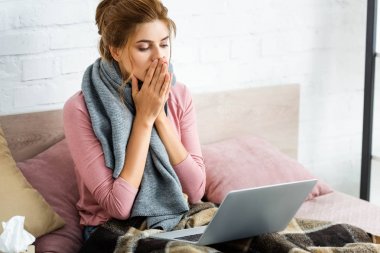 dizüstü bilgisayar tutan gri eşarp ile çekici ve şok kadın 