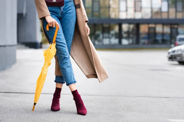 Vista Cortada Mulher Jeans Segurando Guarda Chuva Amarelo — Fotografia de Stock