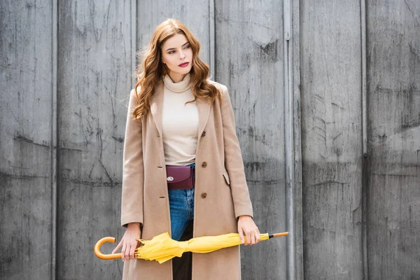 Attraktive Frau Mantel Die Wegschaut Und Gelben Regenschirm Der Hand — Stockfoto