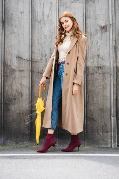 Attractive Woman Coat Looking Camera Holding Yellow Umbrella — Stock Photo, Image