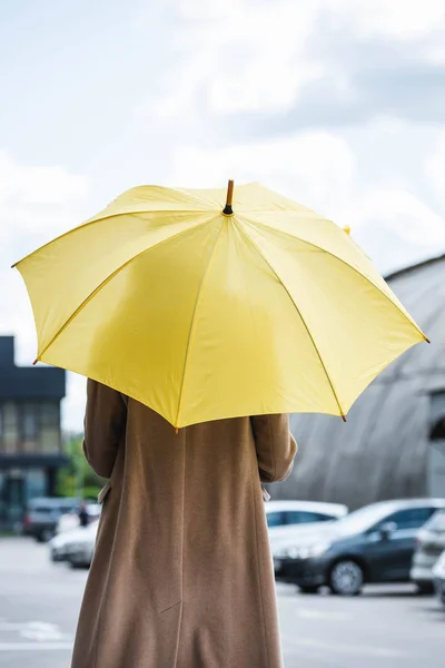 Vista Posterior Mujer Abrigo Con Paraguas Amarillo —  Fotos de Stock