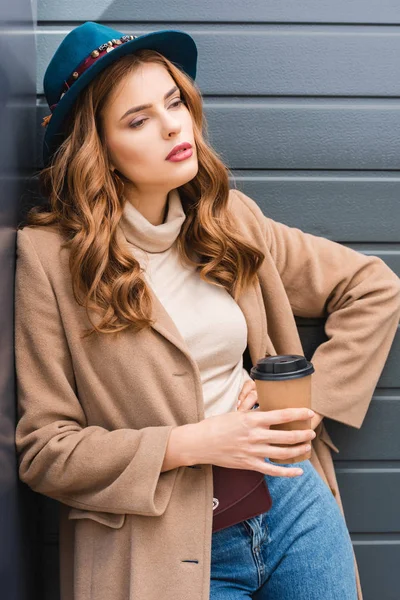 Atractiva Mujer Sombrero Azul Mirando Hacia Otro Lado Sosteniendo Taza —  Fotos de Stock