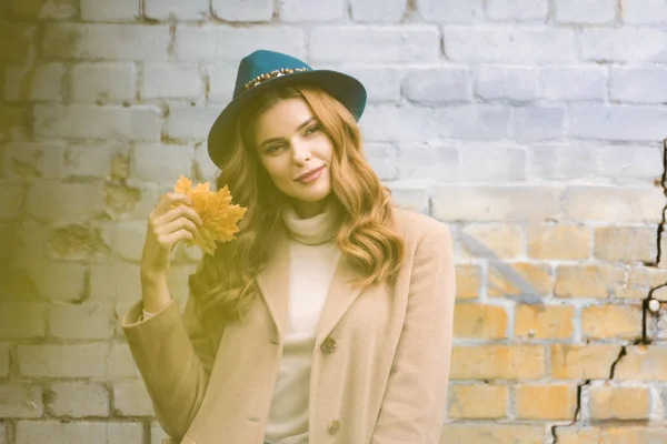 Attractive Woman Blue Hat Looking Camera Holding Yellow Leaves — Stock Photo, Image