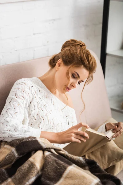 Attractive Woman White Sweater Sitting Sofa Reading Book — Stock Photo, Image