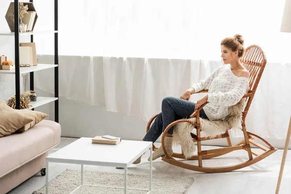 Ελκυστική Γυναίκα Λευκό Πουλόβερ Κάθεται Κουνιστή Καρέκλα — Φωτογραφία Αρχείου