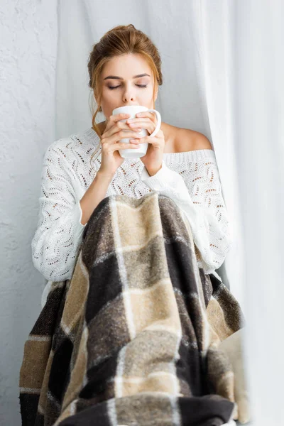 Jolie Femme Pull Blanc Avec Couverture Tenant Tasse — Photo