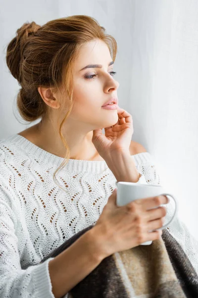 Atractiva Mujer Suéter Blanco Con Manta Taza Celebración — Foto de Stock