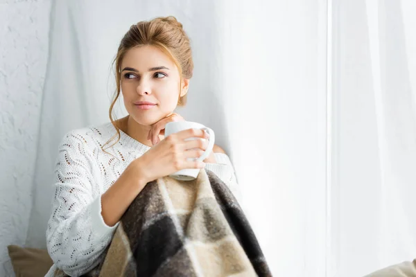 Attractive Woman White Sweater Blanket Holding Cup — Stock Photo, Image