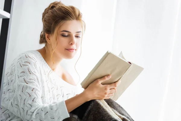 Atractiva Mujer Suéter Blanco Con Libro Lectura Manta — Foto de Stock