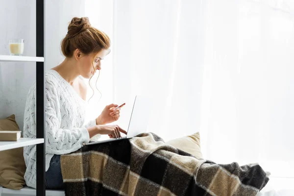 Mulher Atraente Suéter Branco Segurando Crédito Laptop — Fotografia de Stock