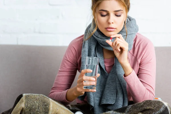 Mujer Atractiva Enferma Con Bufanda Gris Tomando Píldora Sosteniendo Vaso — Foto de Stock