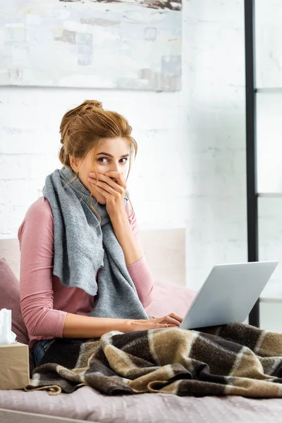 Attraente Scioccato Donna Con Grigio Sciarpa Possesso Computer Portatile — Foto Stock